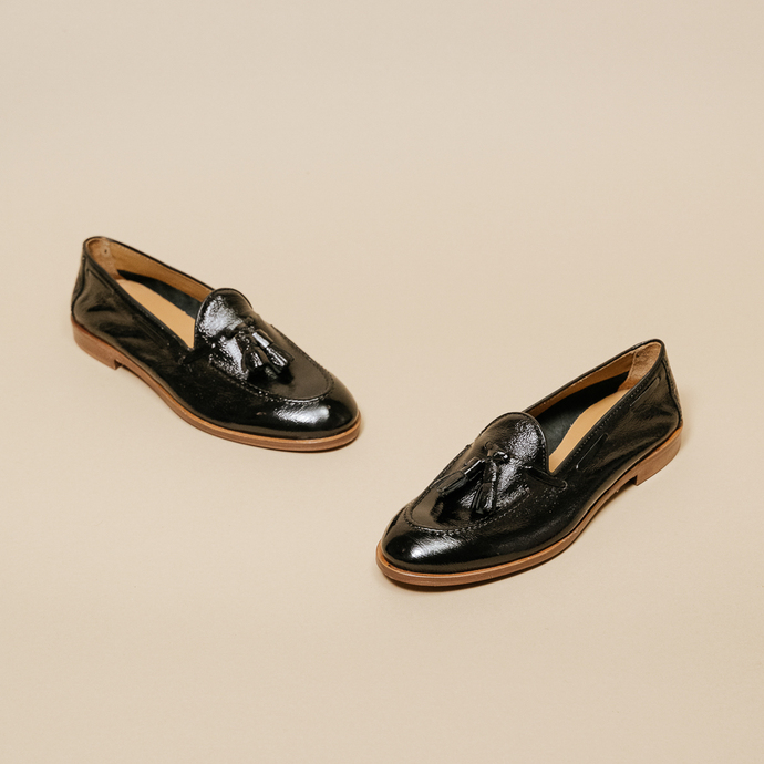 Mocassins à bouts ronds et pompons  en vernis plissé noir