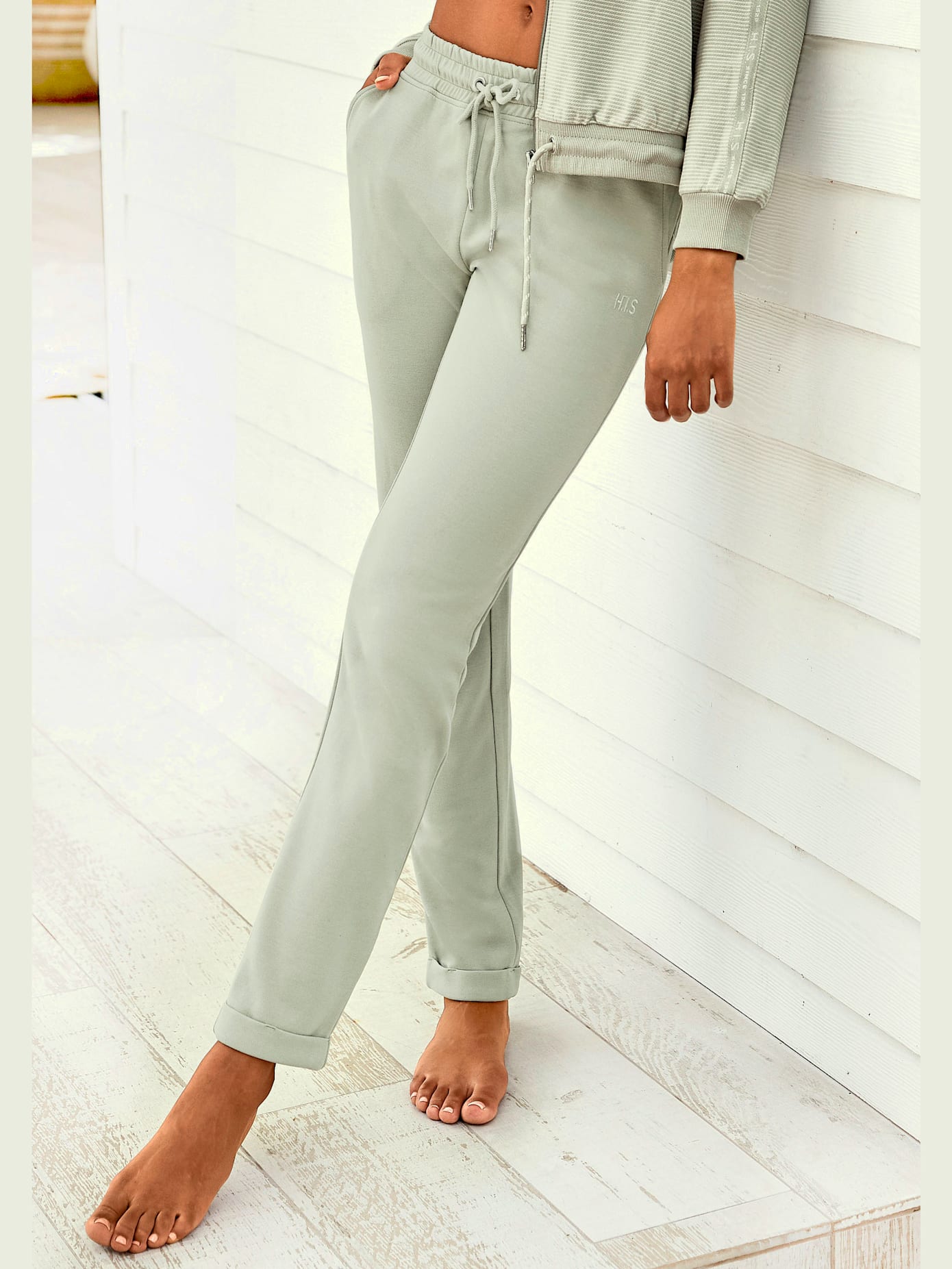 Pantalon basique avec petit logo brodé