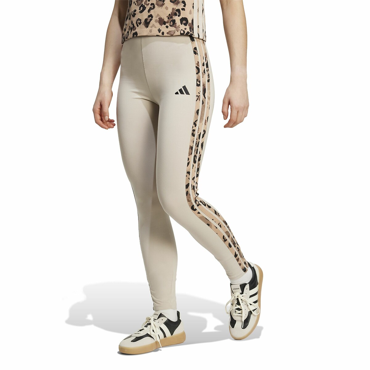 Calça legging ADIDAS SPORTSWEAR<br>Com estampa de leopardo e 3 listras