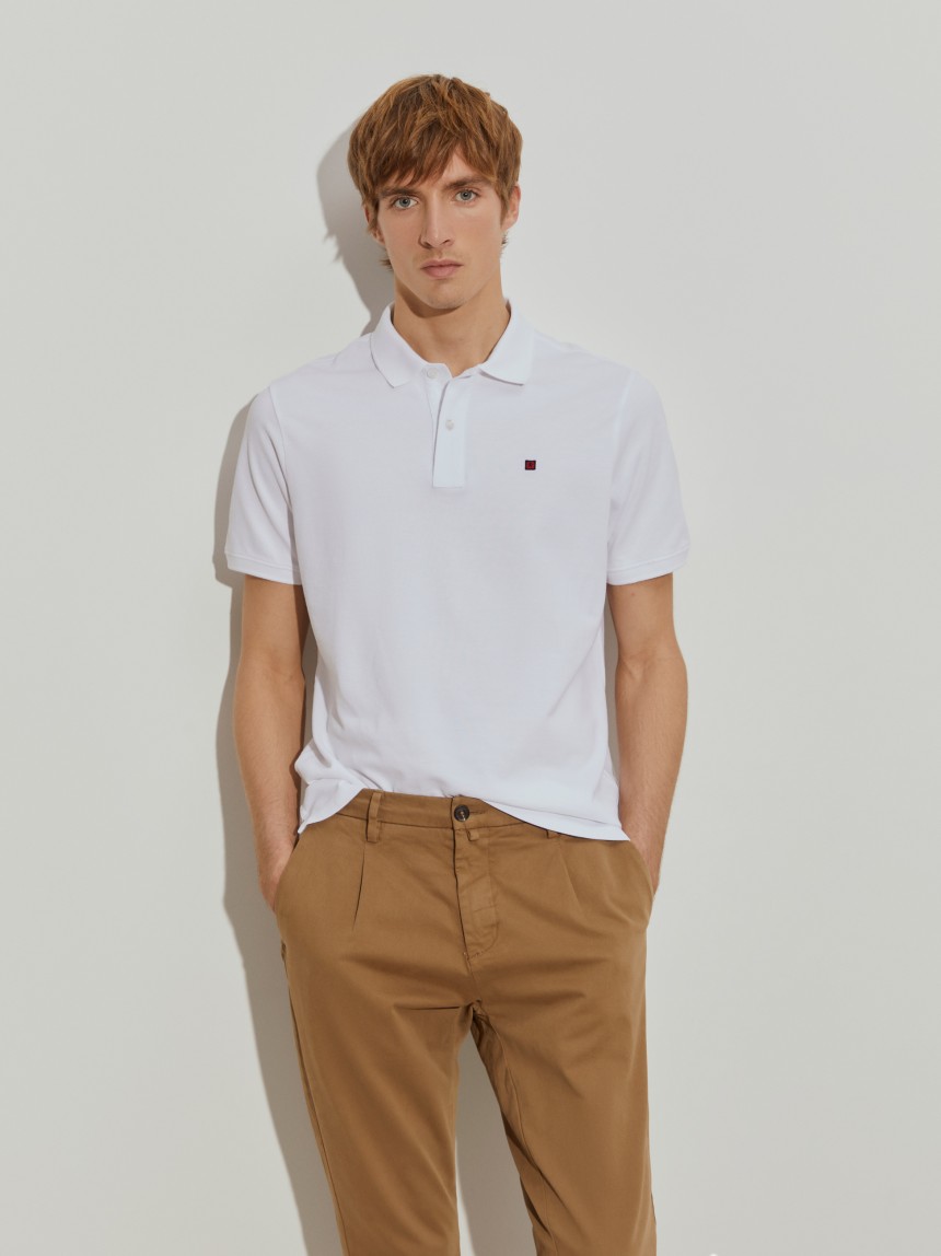 Calças chino regular fit com pregas