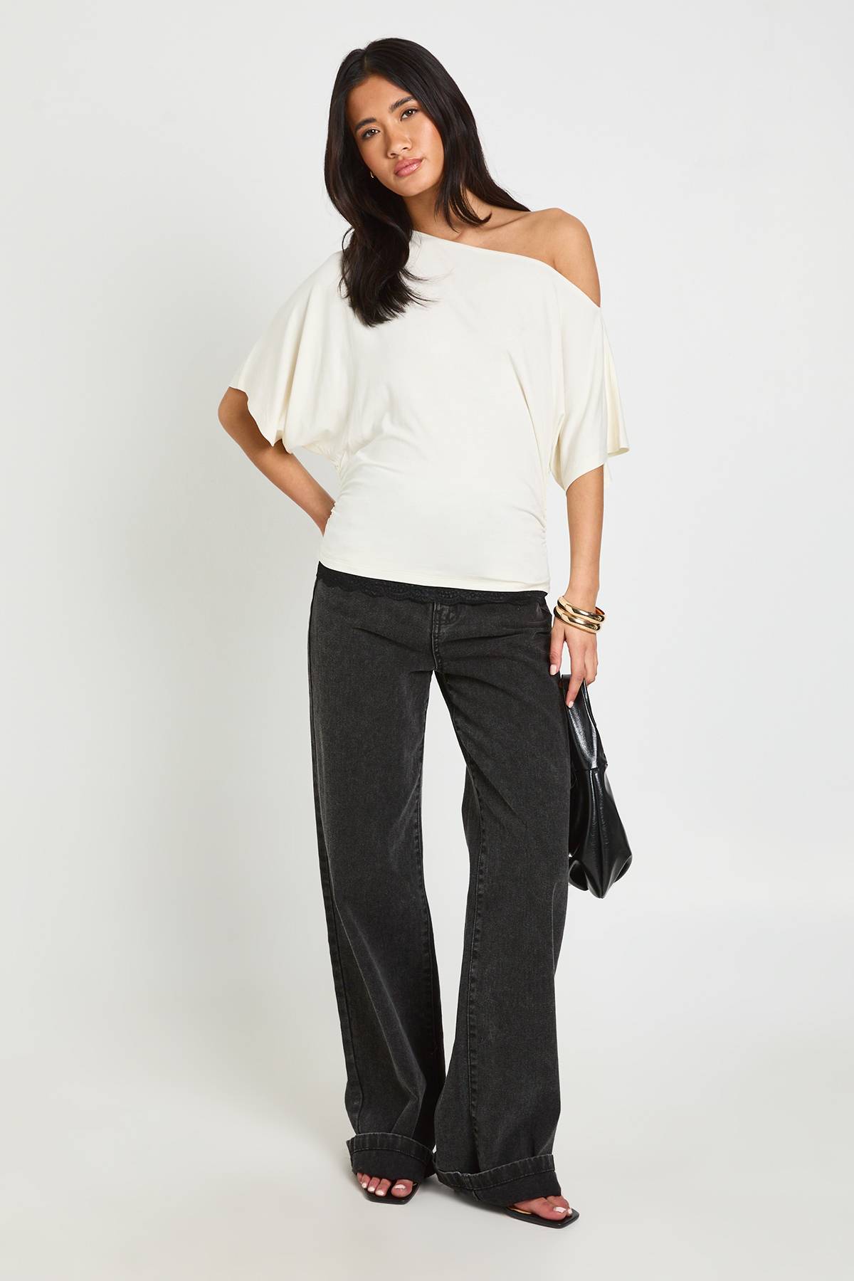 boohoo T-shirt Asymétrique Épaules Dénudées Avec Bordure En Dentelle