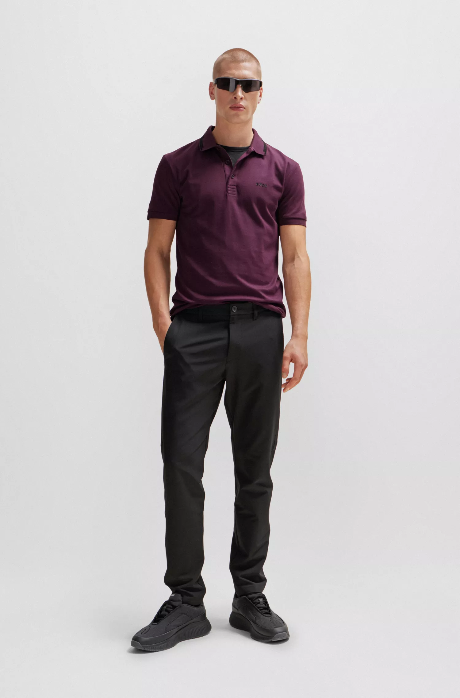 Camisa polo BOSS verde, corte slim, em algodão interlock com detalhes gráficos na gola.
