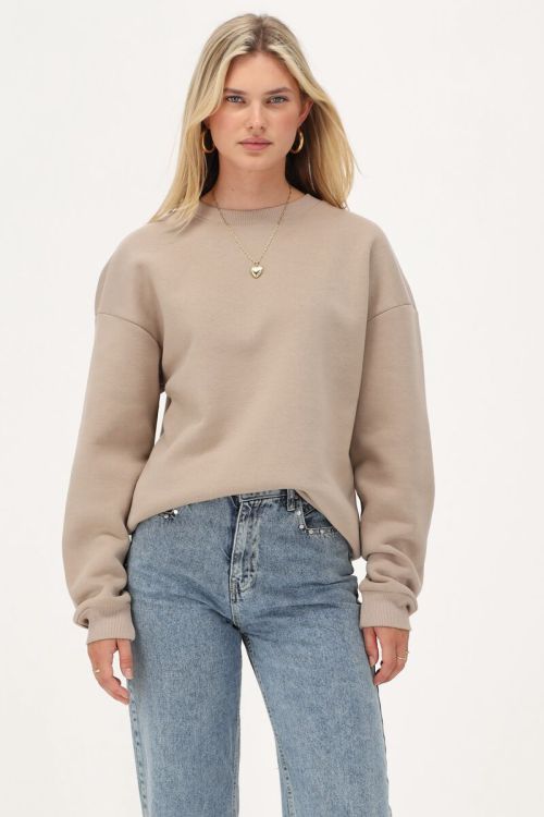 Beige sweater met ruffle en patch