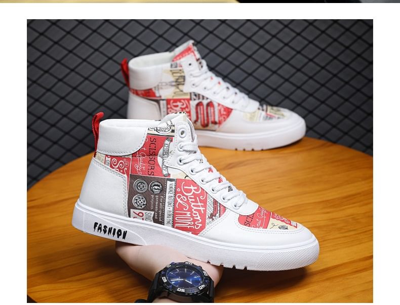 Tanzanite - Hoge sneakers van imitatieleer met vetersluiting en letterprint