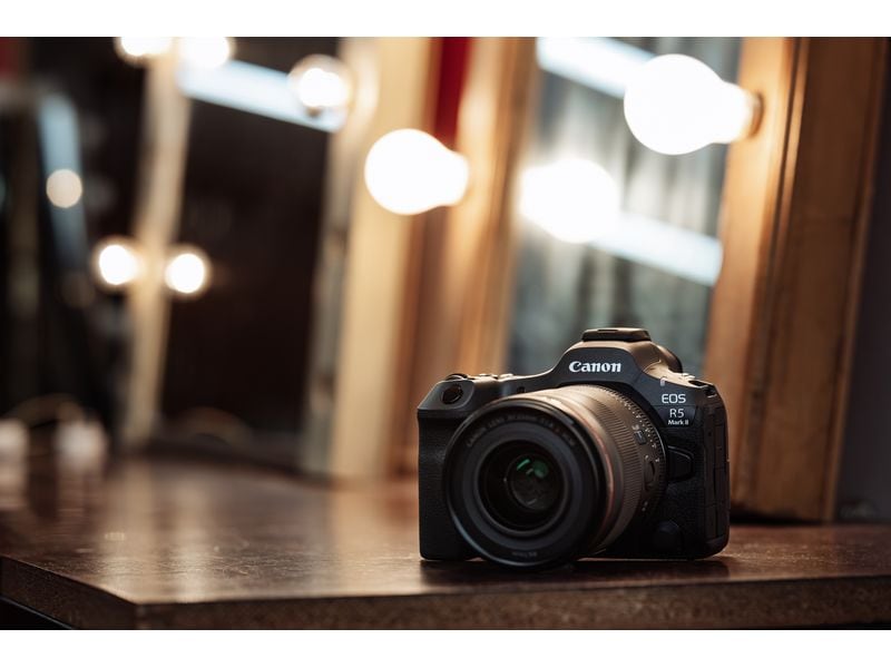 Canon Fotokamera EOS R5 Mark II AV PRO SE Type B Kit Leistungsstarke Kamera für Fotografen und Filmemacher aller Genres mit CFexpress Typ B 512 GB Speicherkarte
