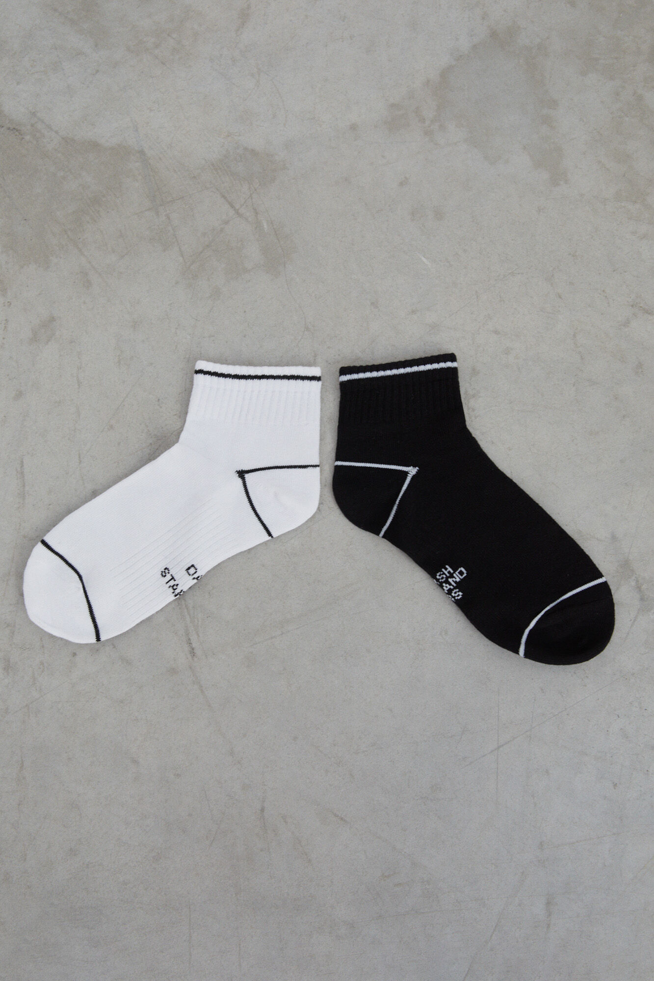 Pacote com 3 pares de meias curtas, pretas e brancas.