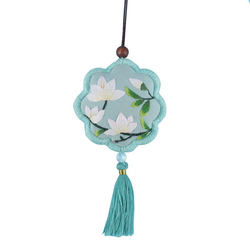 Embroidery Kingdom - DIY-borduurpakket met bloemenamuletten
