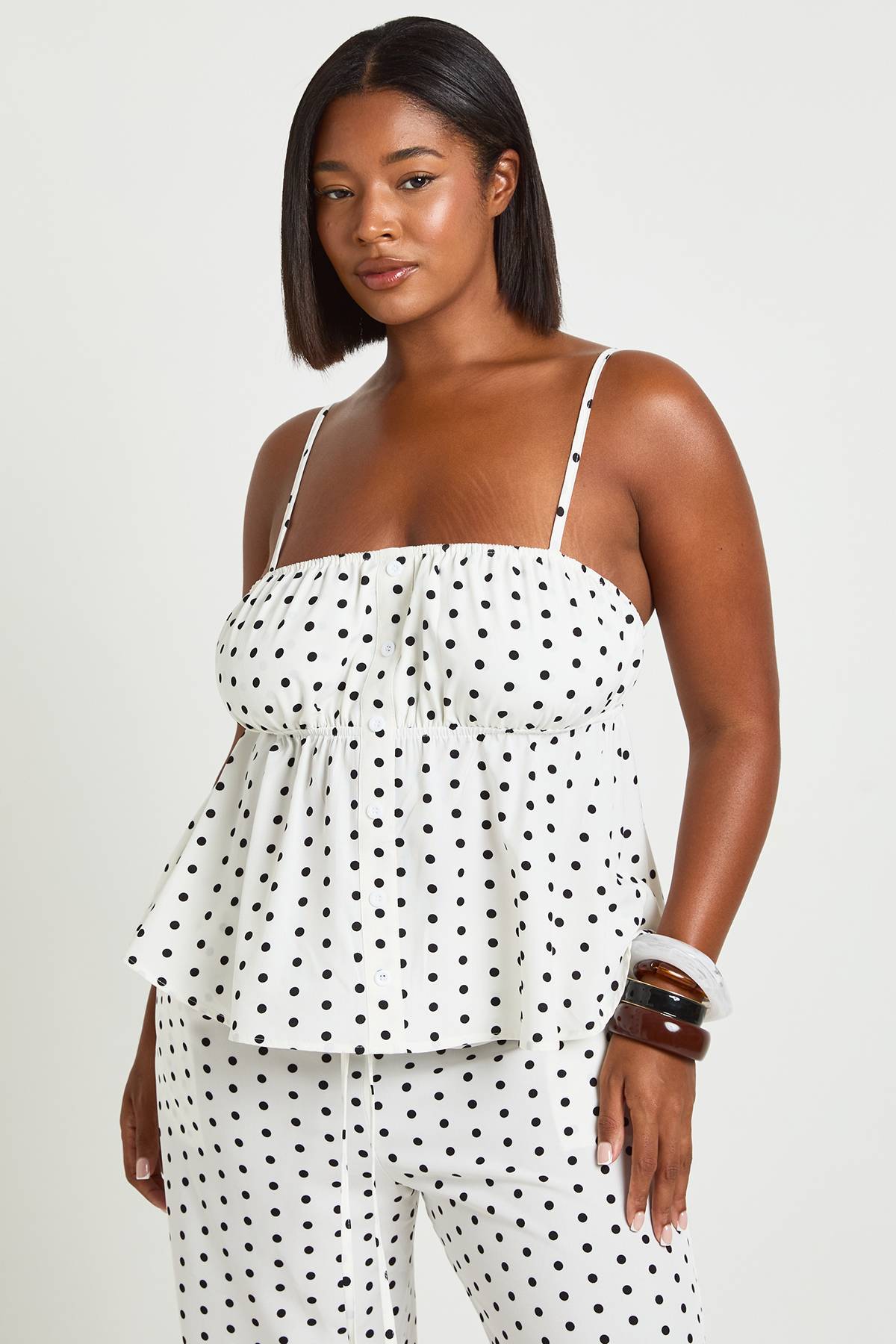 boohoo Haut Smock Grande Taille À Bretelles Et Pois
