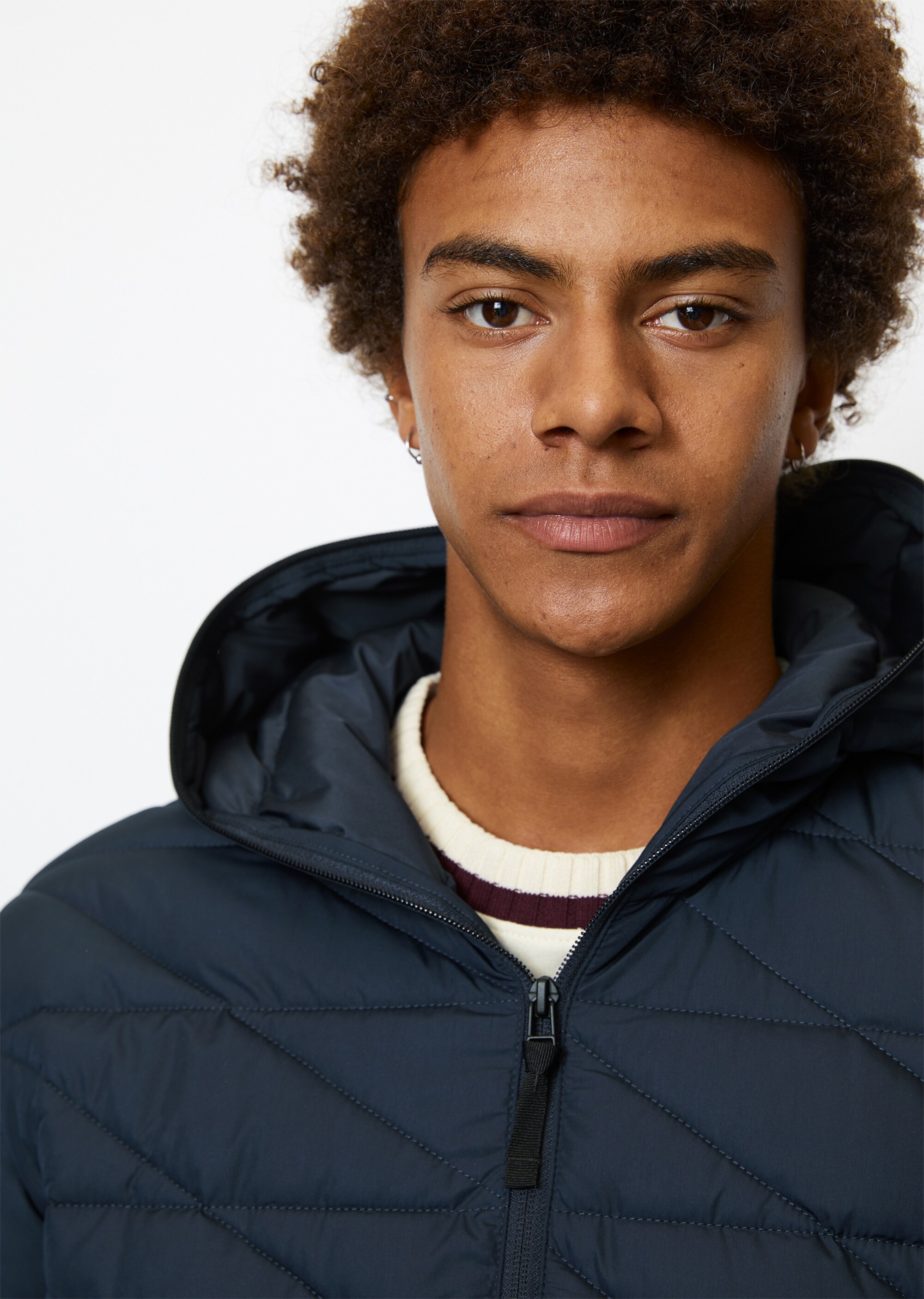 Leichte Kapuzen-Steppjacke regular mit markantem Frontzipper bis zum Scheitel