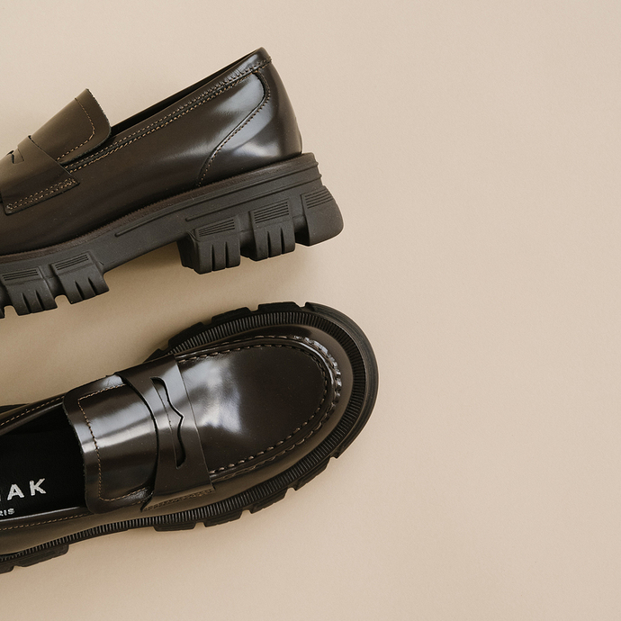 Mocassins à semelles crantées  en cuir glacé marron