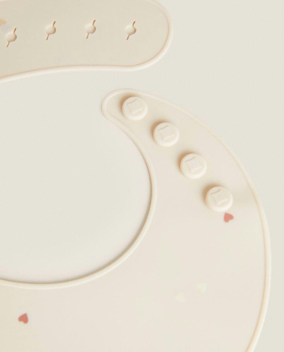 BABADOR DE SILICONE COM ESTAMPA DE CORAÇÃO