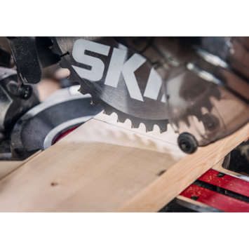 SKIL afkortzaag / verstekzaag 1321AA zaagbereik; 90x300mm, met trekfunctie, schaduwzaaglijn en snelklem