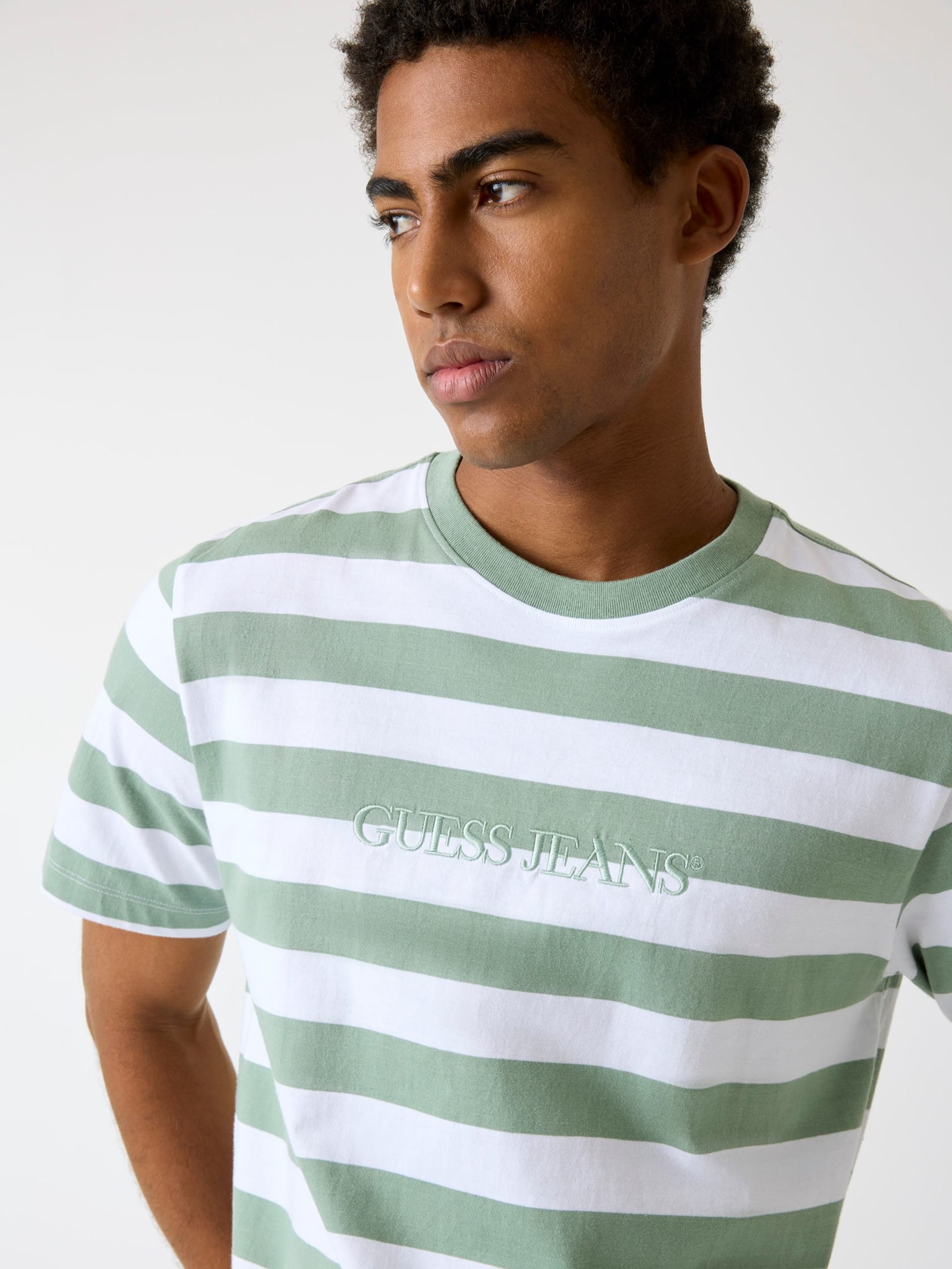 Camiseta com logo listrado