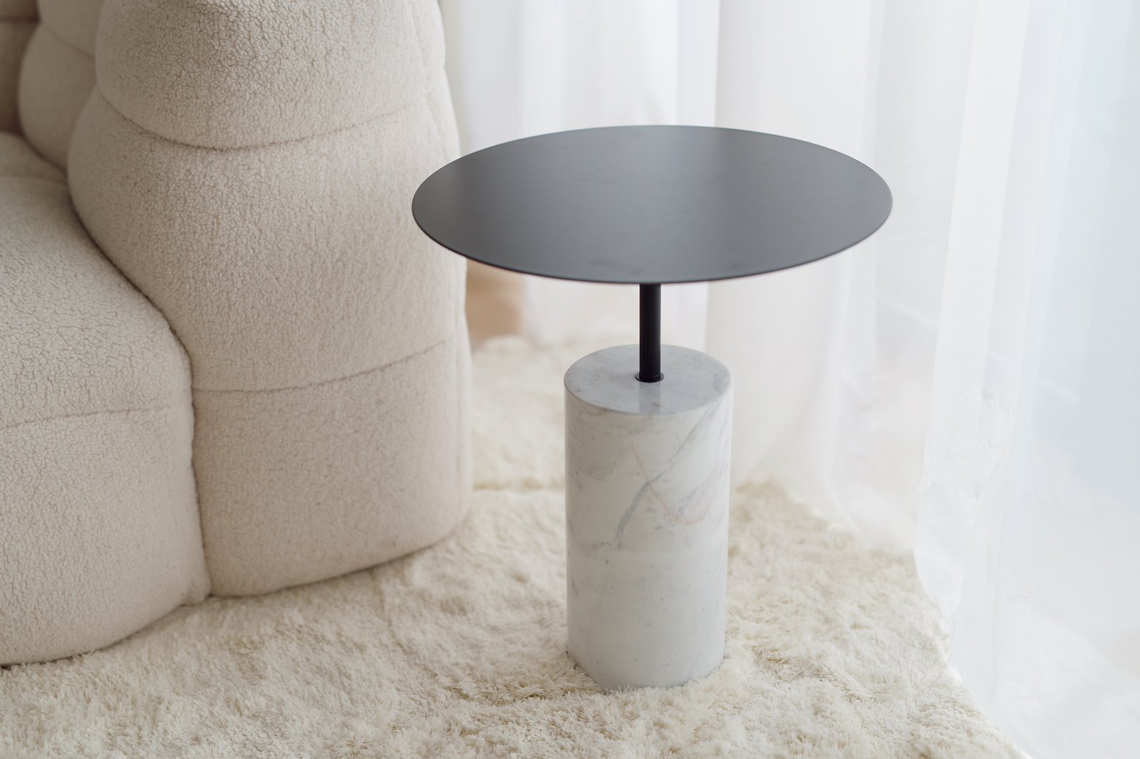 Lorenzo bord Marmorfot med sort bordplate i metall Ø:40cm H47cm