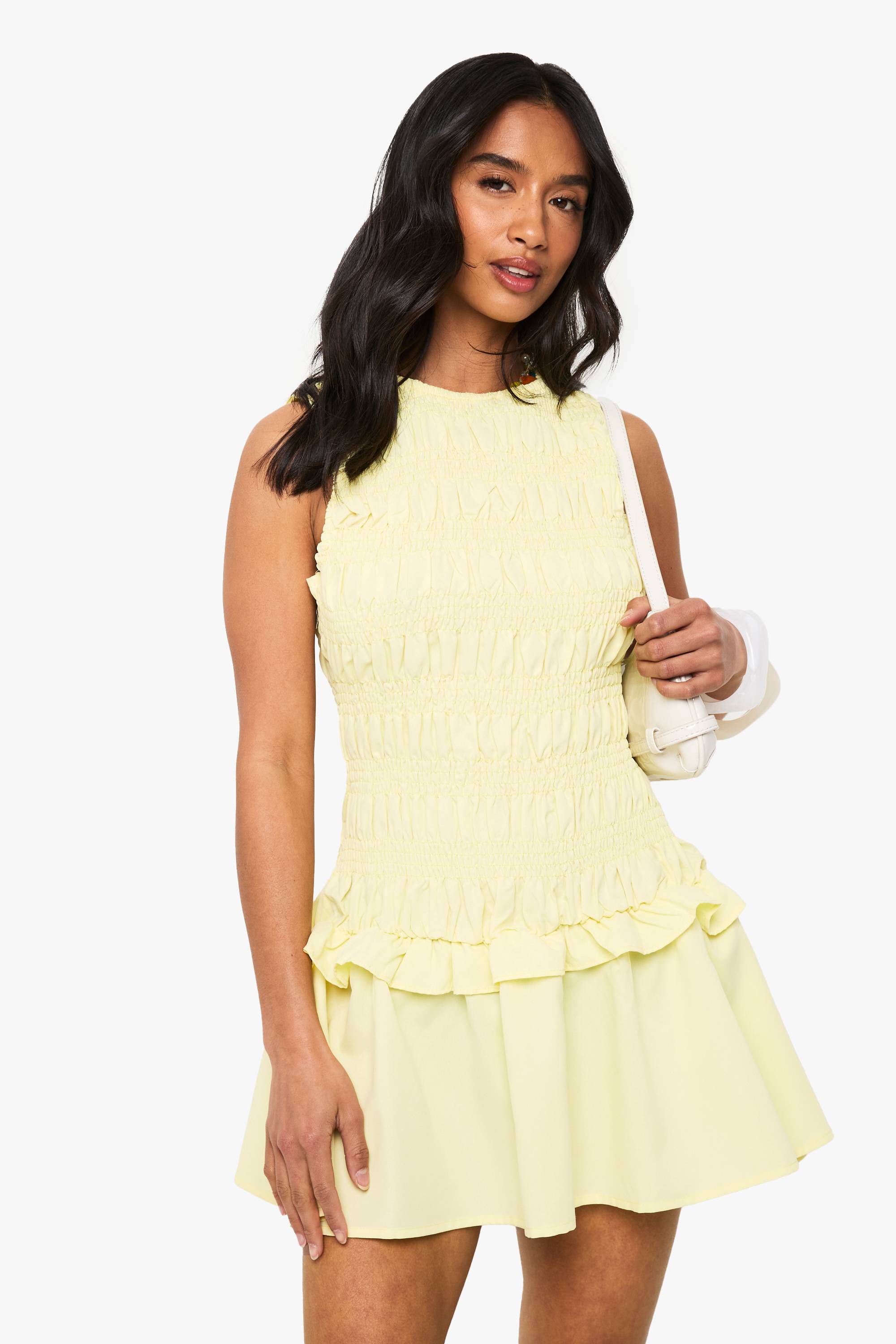 boohoo Petite robe mini skateur sans manches à taille basse froncée