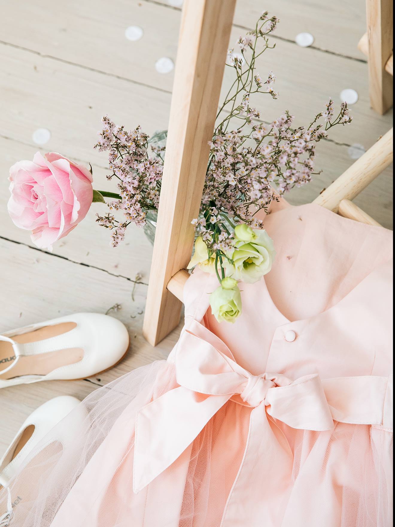 Vestido formal de cetim e musselina bege para menina, com maquiagem.