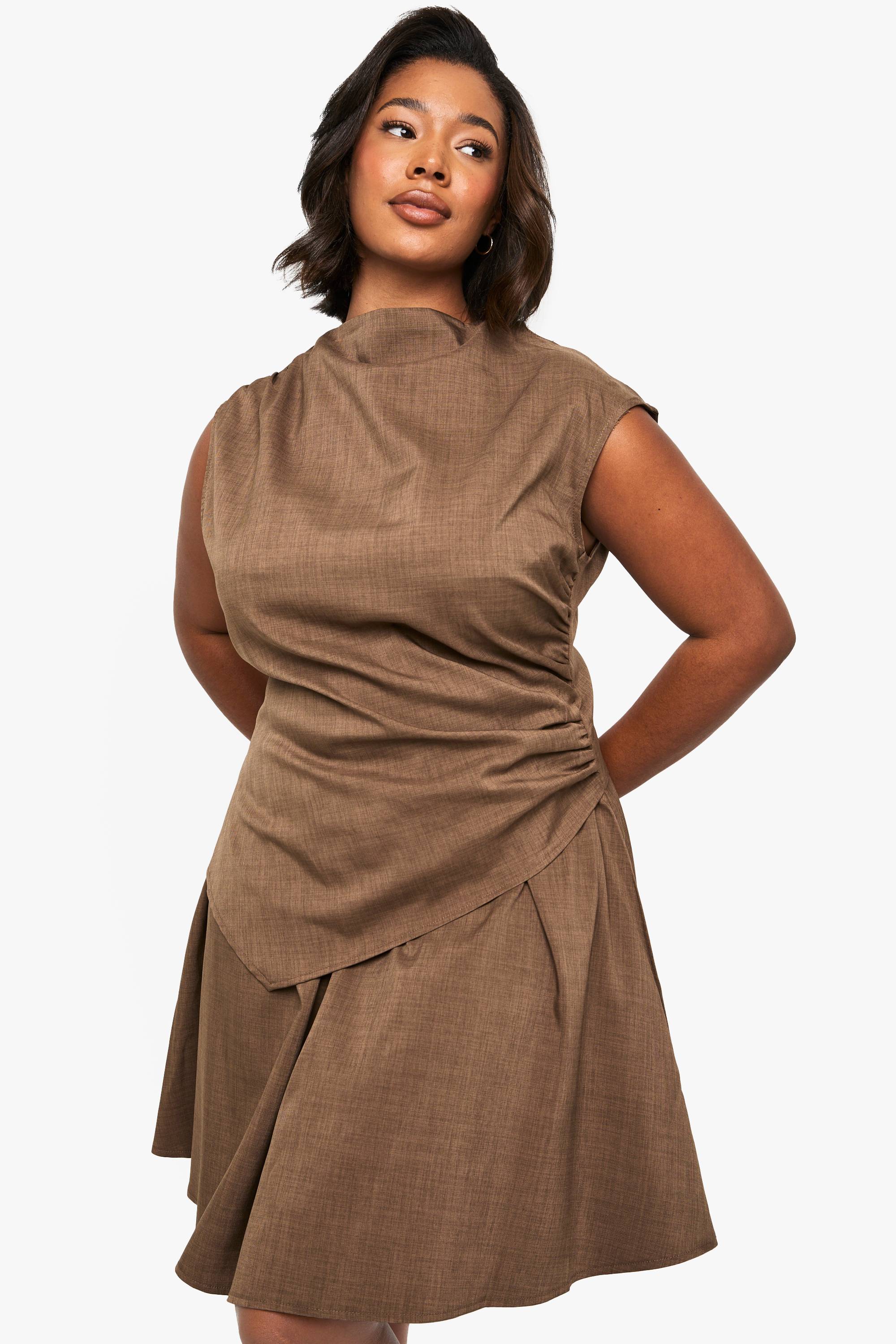 boohoo Robe patineuse à double couche et épaules froncées Plus