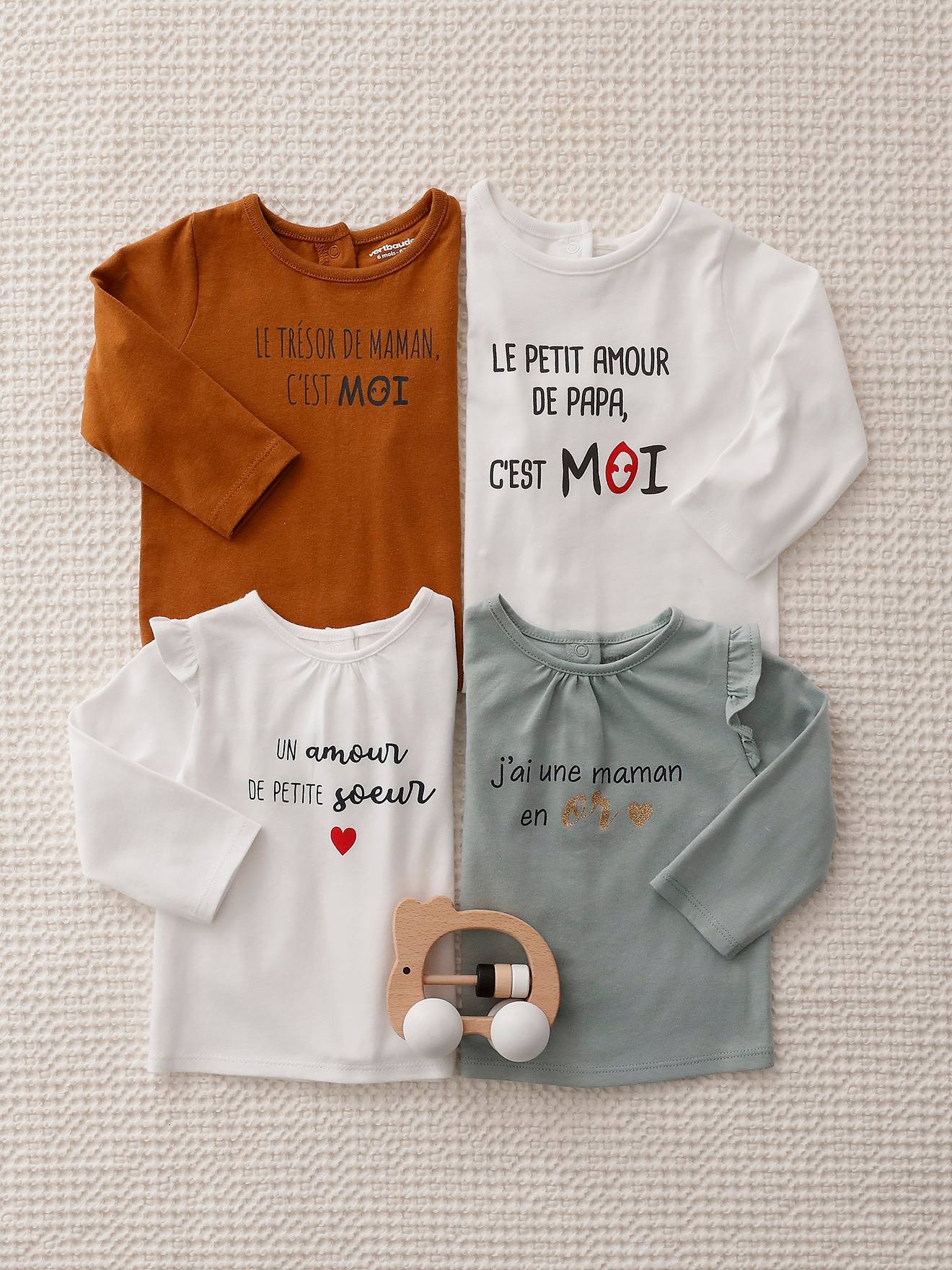 Camiseta de manga comprida com babados, lisa, rosa bebê claro com estampas.