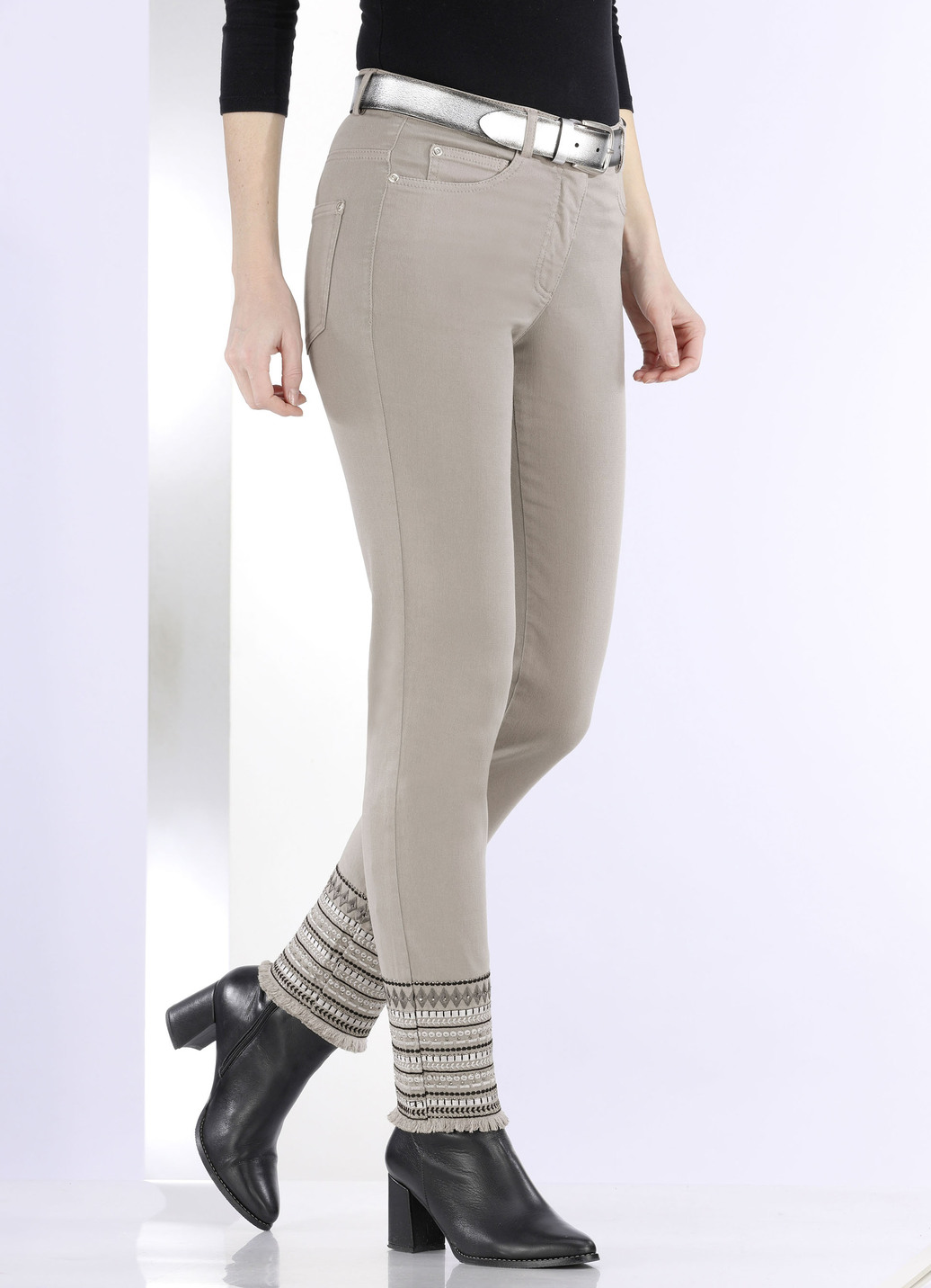 Hose mit aufwendiger Stickerei im Ethno-Stil