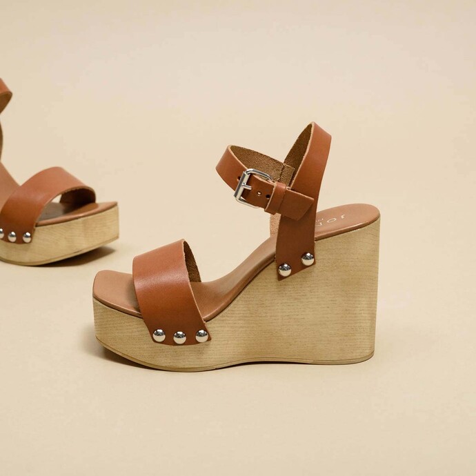 Sandales à talons compensés et détails argentés  en cuir cognac