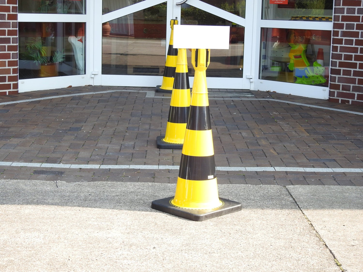 Afzetset: 75cm verkeerskegels + UVV-Conny afzetlint als set / geel / 4 spanbanden (20 meter)