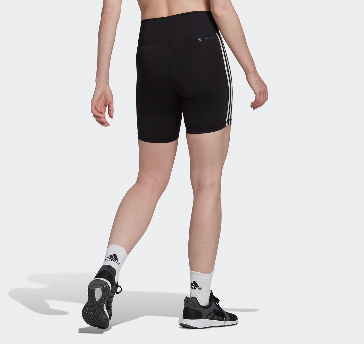 adidas Performance<br>Short esportivo tamanho grande Essentials 3 listras