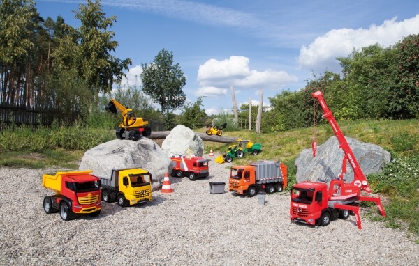 Starke Riesen Traktor m. Frontlader grün