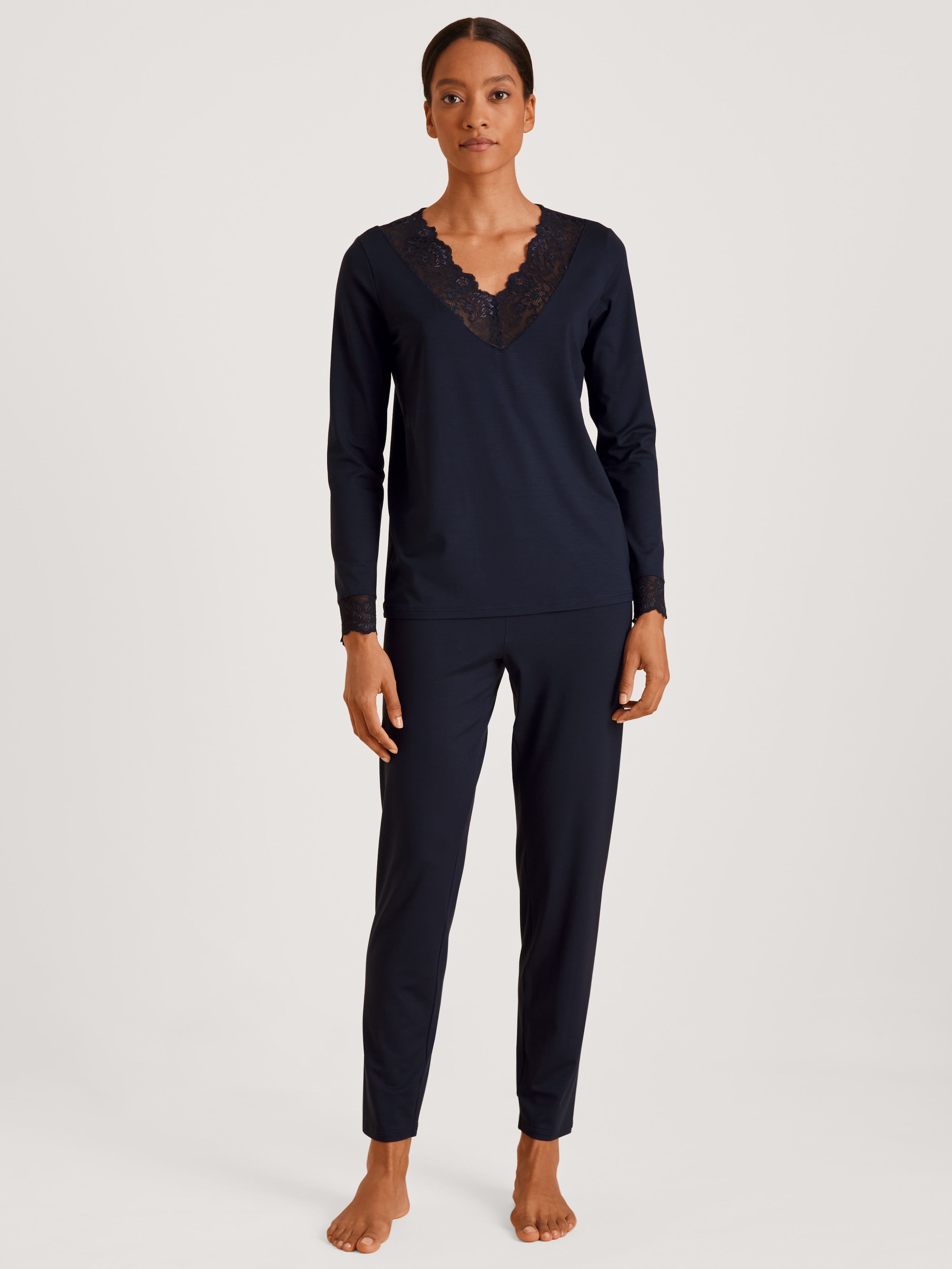 CALIDA Schlafanzug »Elegant Dreams«, 2 Stk. Spitze an Ausschnitt und Bündchen, Single Jersey, elastisch, weich