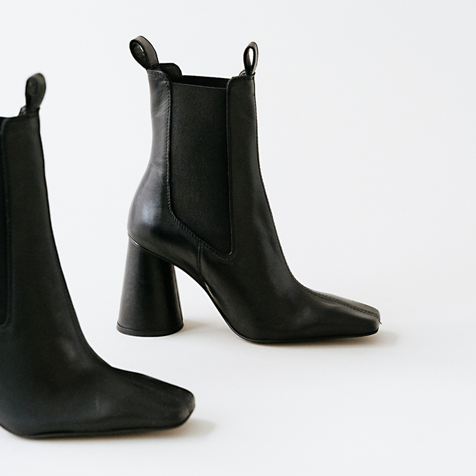 Boots à talons hauts, élastiques et bout...  en cuir noir