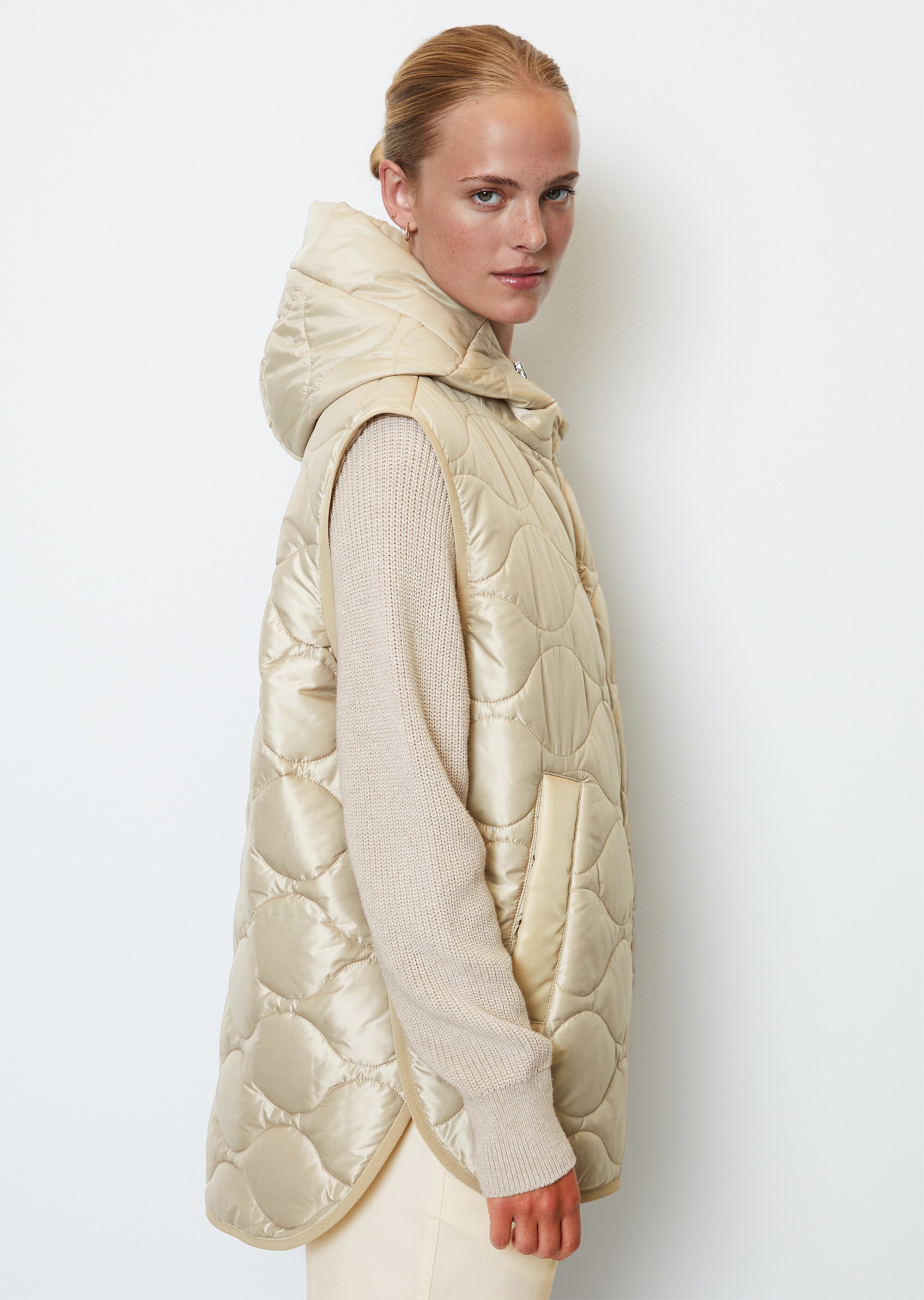 Steppweste im Cape-Stil relaxedaus recyceltem Polyester