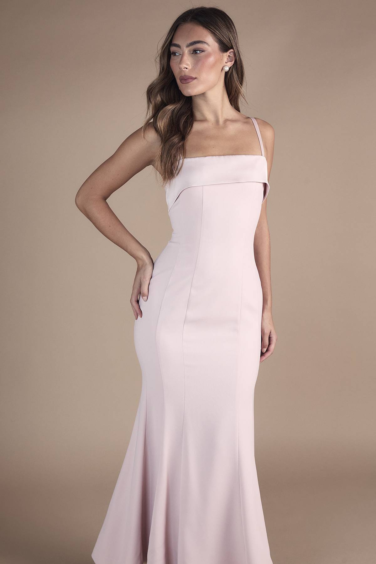 Coast Robe de Demoiselle d'Honneur Ajustée à Bretelles avec Finitions Satin
