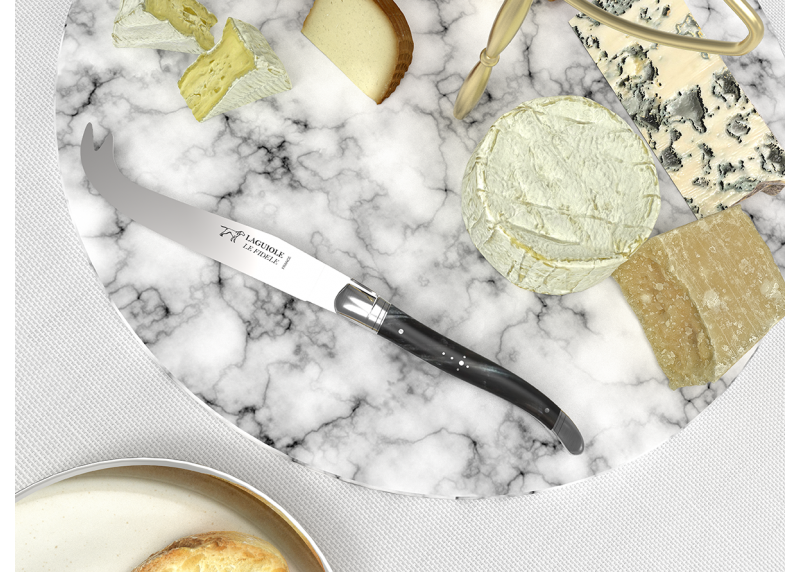 Couteau à fromage Laguiole avec un manche en corne brune et mitres en acier inoxydable