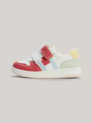 Tênis com fecho de velcro em blocos de cores