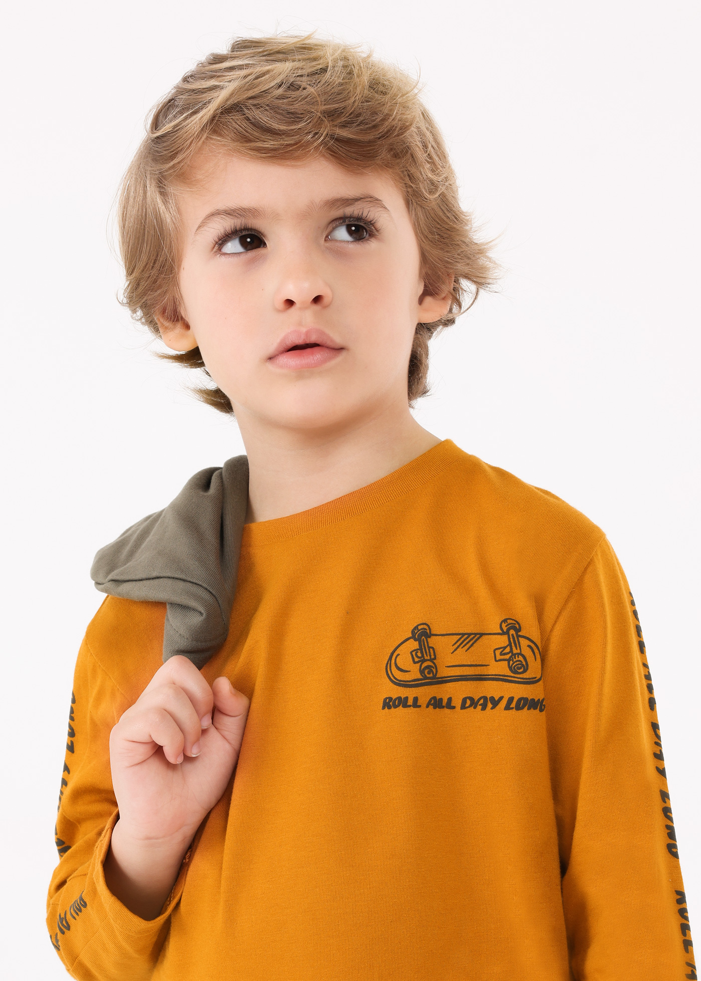 Camiseta Better Cotton com estampa em relevo para meninos