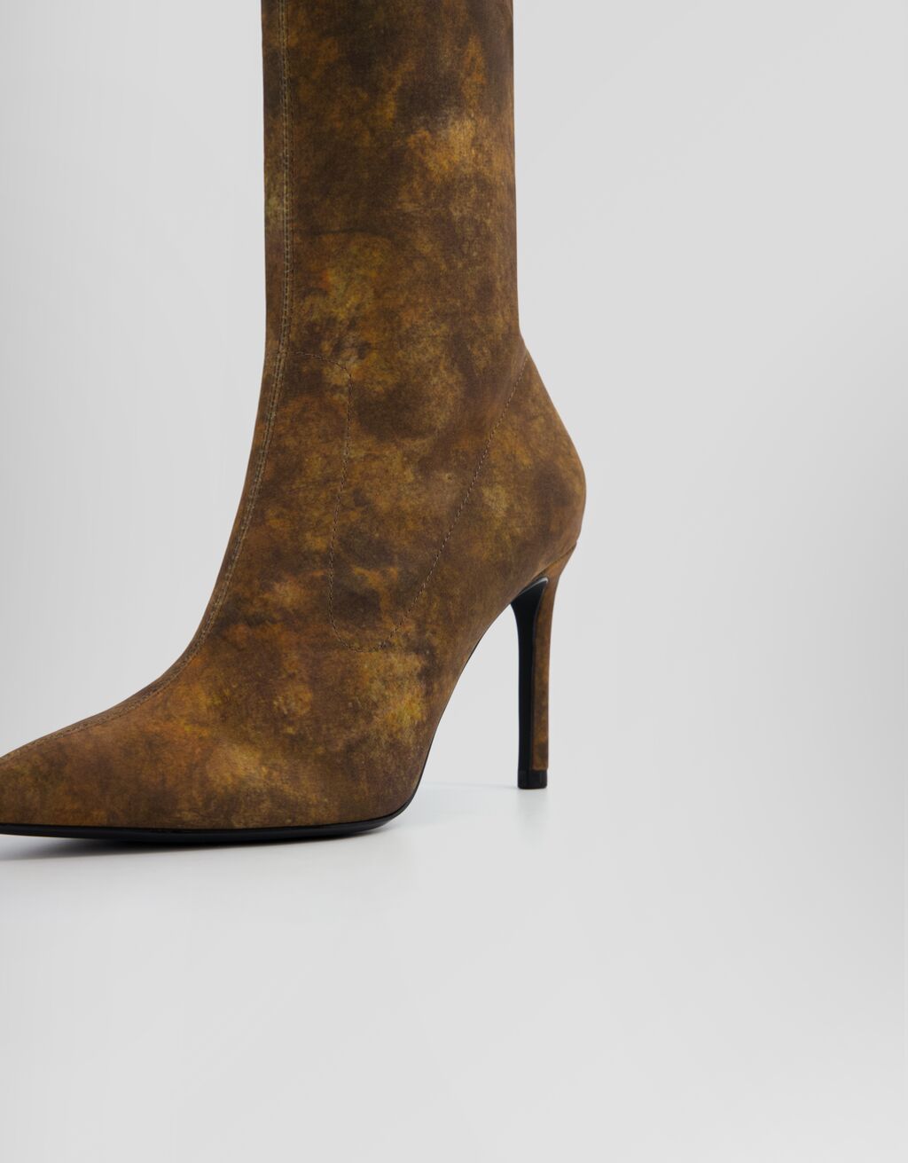 Botas de cano curto com salto alto e estampa efeito ferrugem.