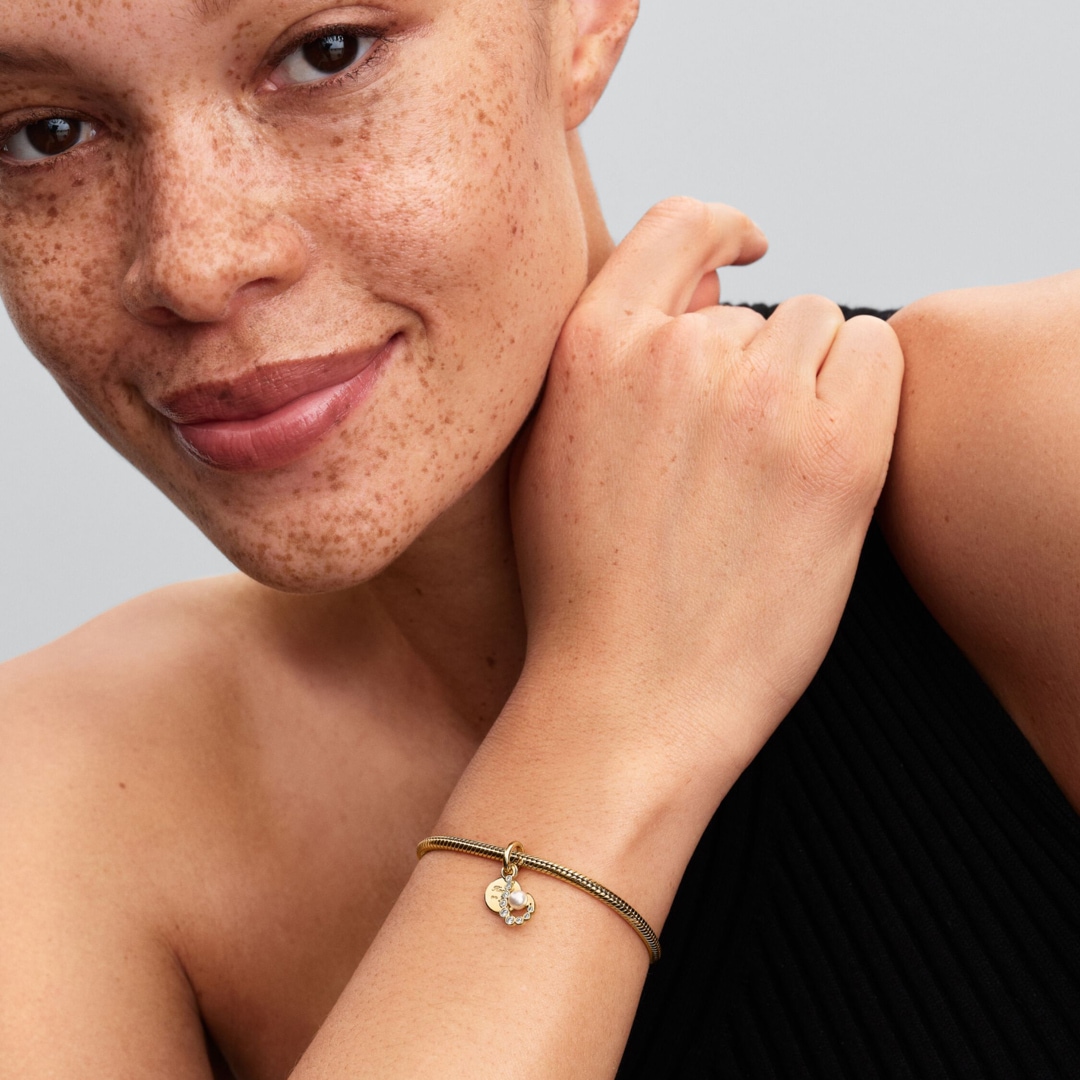 Pandora Gold Moments Haken mit lackierter Perle Charm-Anhänger