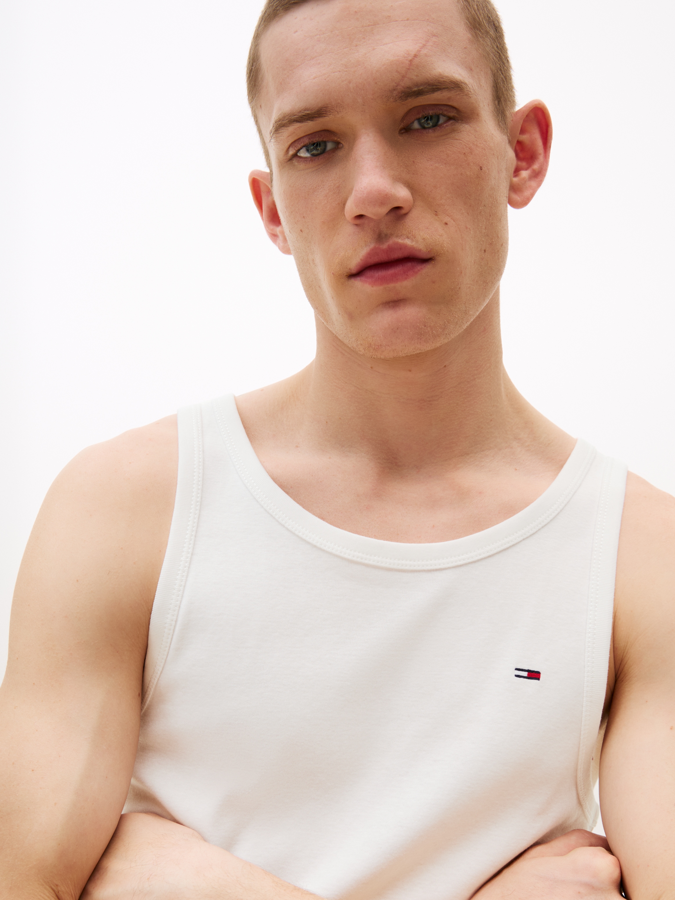 Tommy Jeans Tanktop »TJM XSLIM 3 PACK FLAG TANK EXT«, Mit tiefem Rundhalsausschnitt