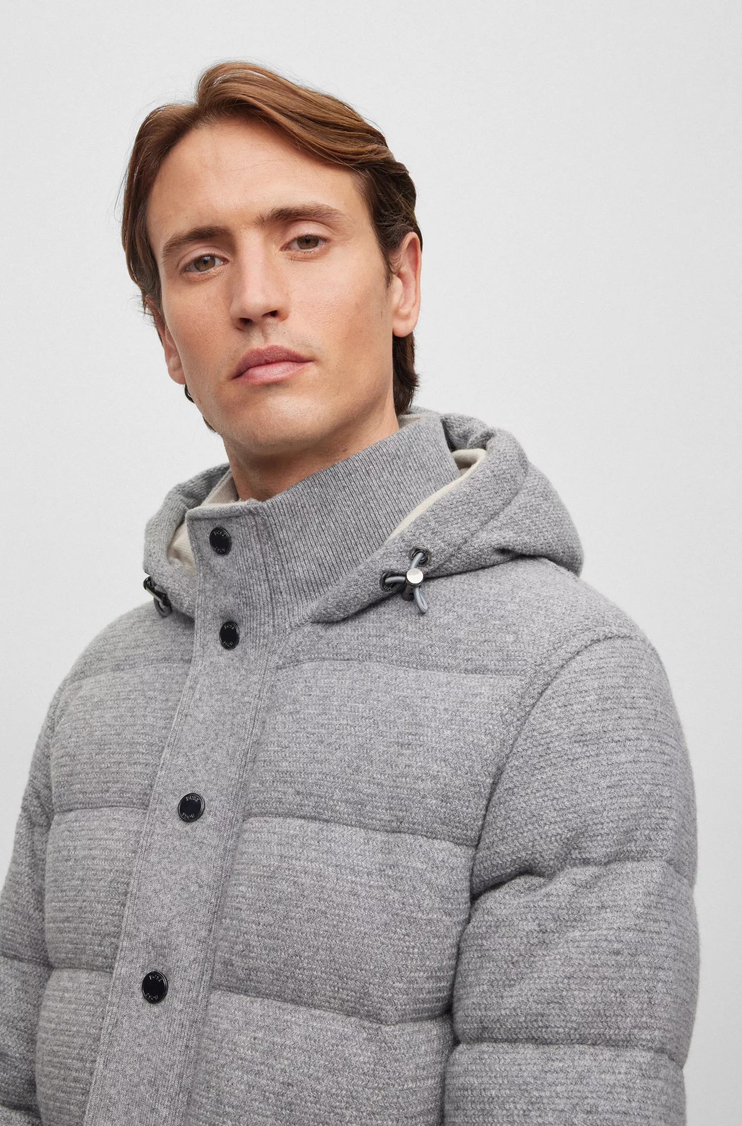 Jaqueta puffer BOSS com enchimento de plumas de camelo e cashmere.