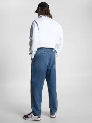 Calça jeans com barra dobrada e estilo descontraído