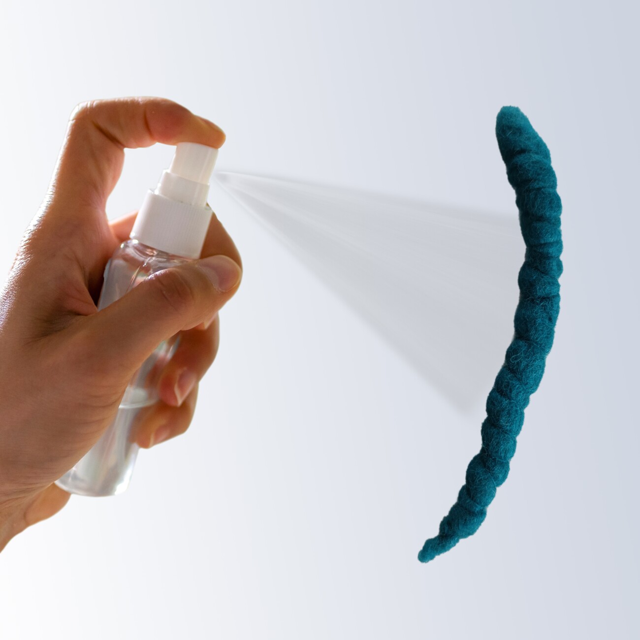 Kater Kasimir 3 Filzwürmchen (handgerollt) aus Schurwolle + 1 Mini-Flasche Katzenminze-Spray