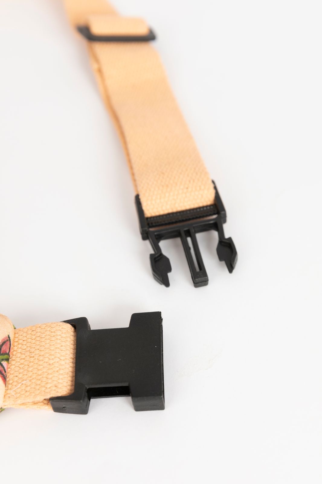 Zacht oranje doorgestikte crossbody tas met print