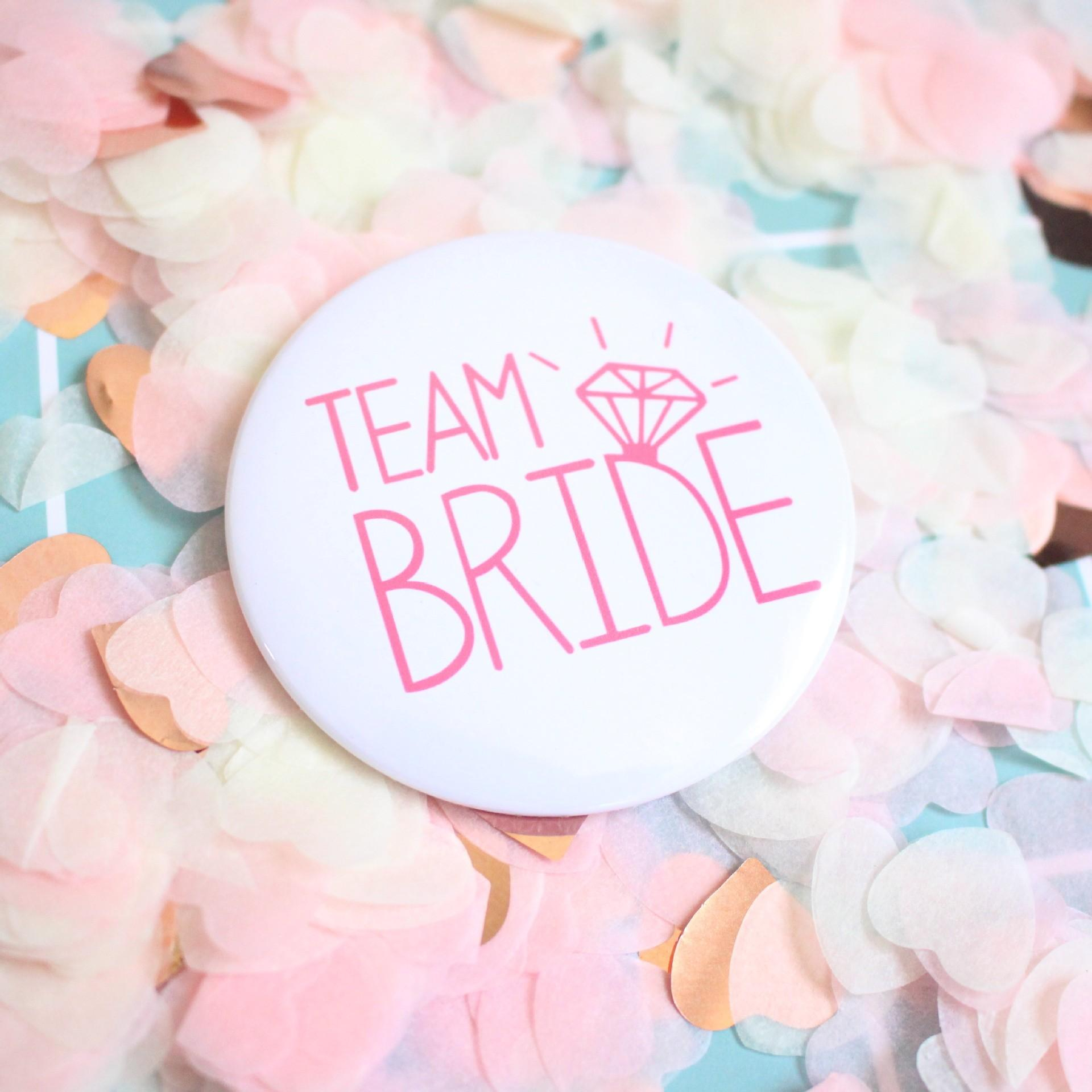 (6er Set) Deko Button Team Bride / Bride To Be Pin Accessoire Junggesellinnenabschied Brosche - Weiss / Rosa