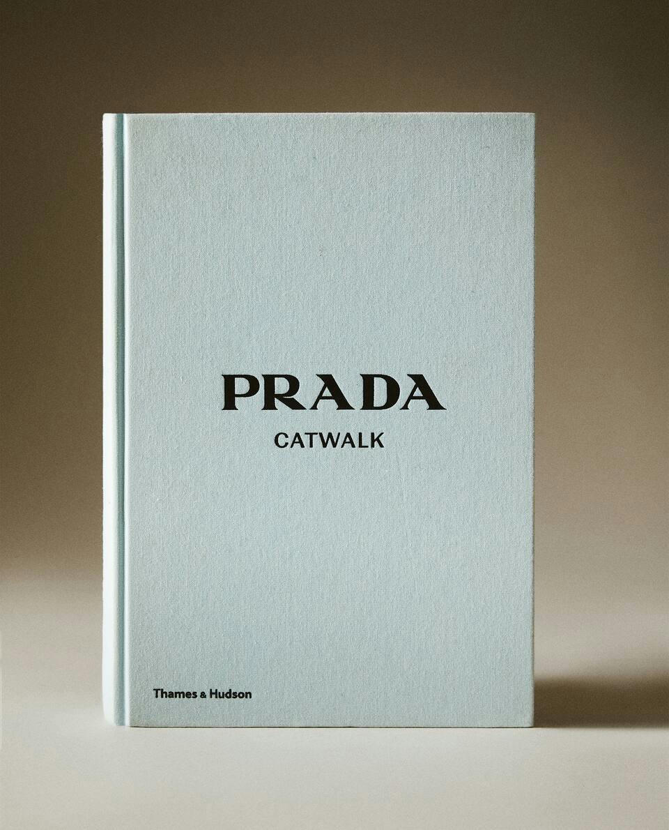 LIVRO DA PASSARELA DA PRADA