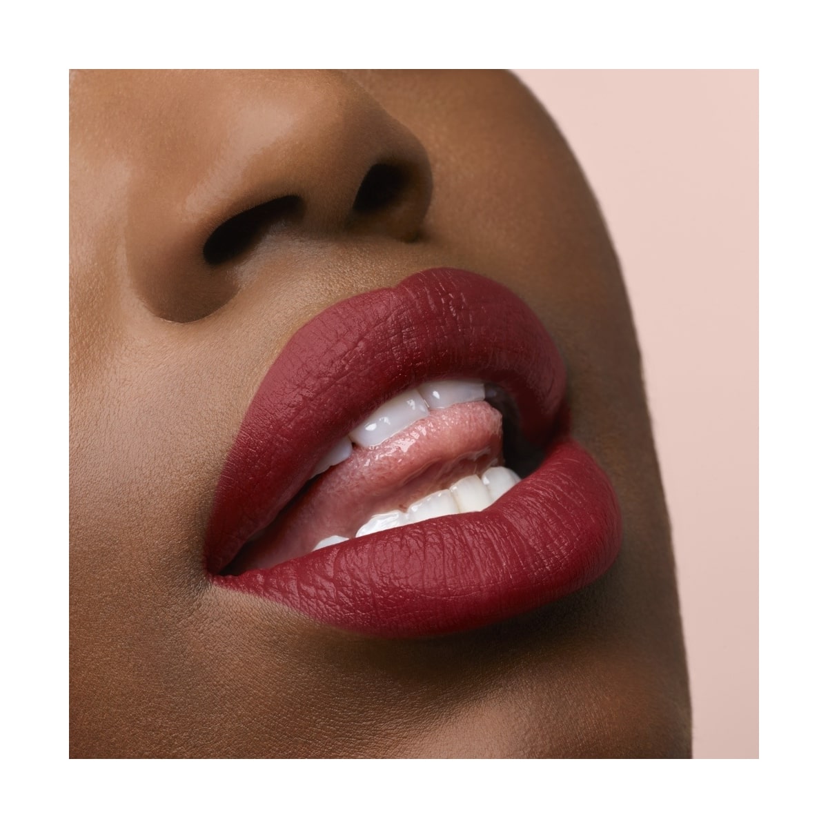 YVES SAINT LAURENT Rouge Pur Couture The Slim Glow Matte Rouge à lèvres mat lumineux. Confort longue durée. Couleur couture