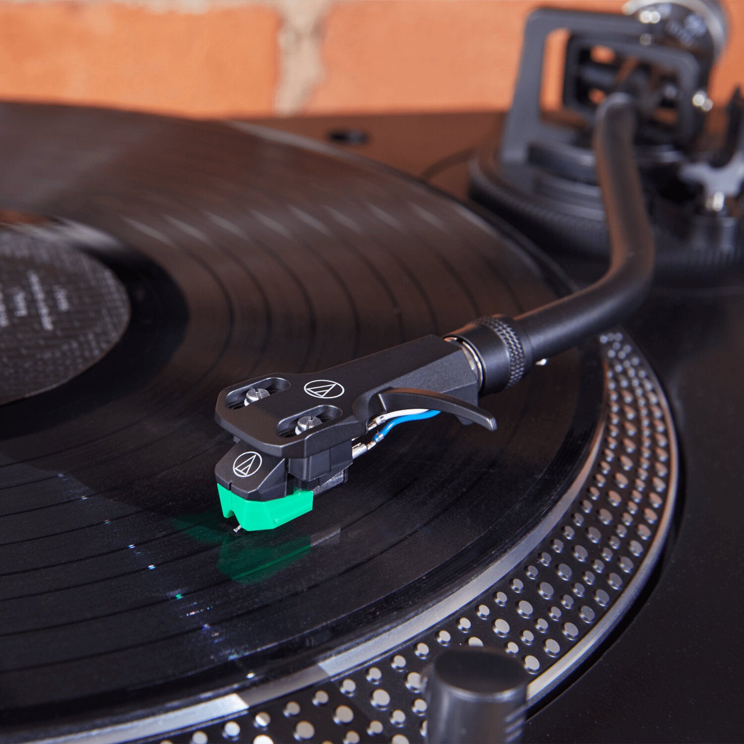 Audio Technica AT-VM95E/H MM cartridge gemonteerd op headshell, elliptische stylus
