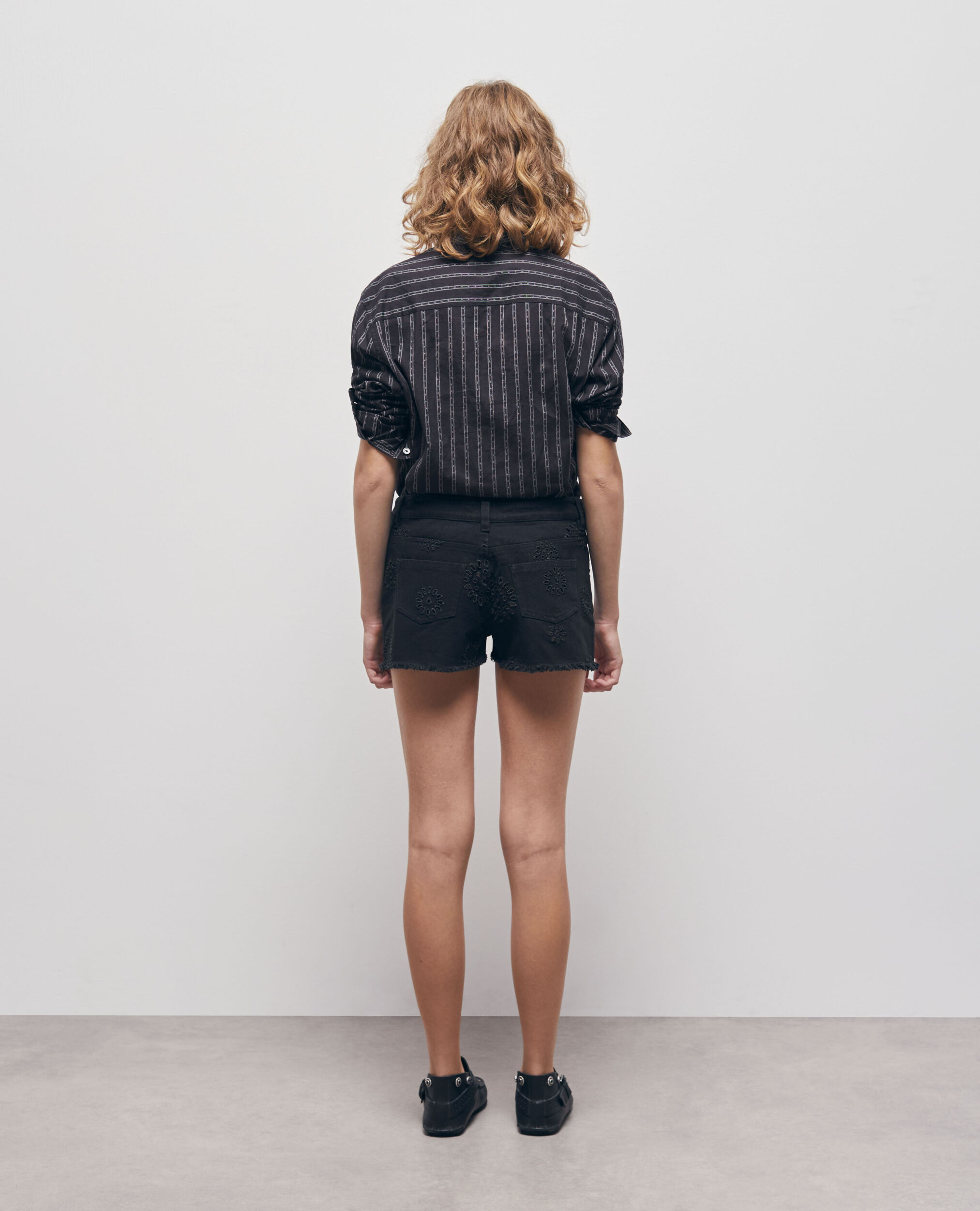 Short en denim noir avec broderie Anglaise