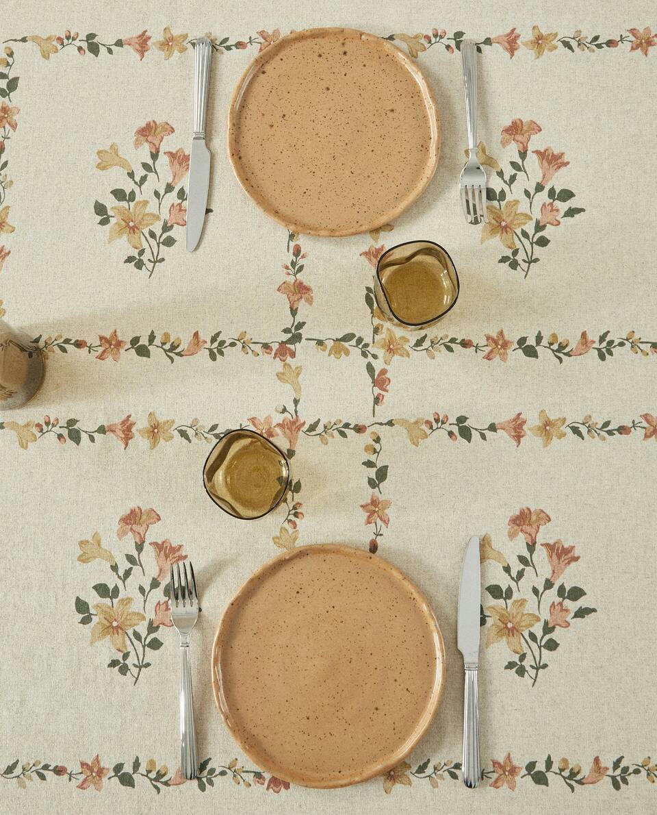 TOALHA DE MESA COM ESTAMPA FLORAL