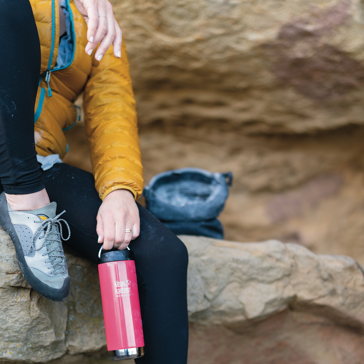 Garrafa térmica isolada Klean Kanteen Tkwide de 473 ml com tampa para café.