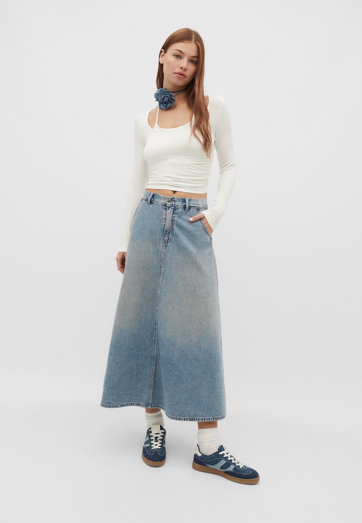 Saia jeans fluida em camadas