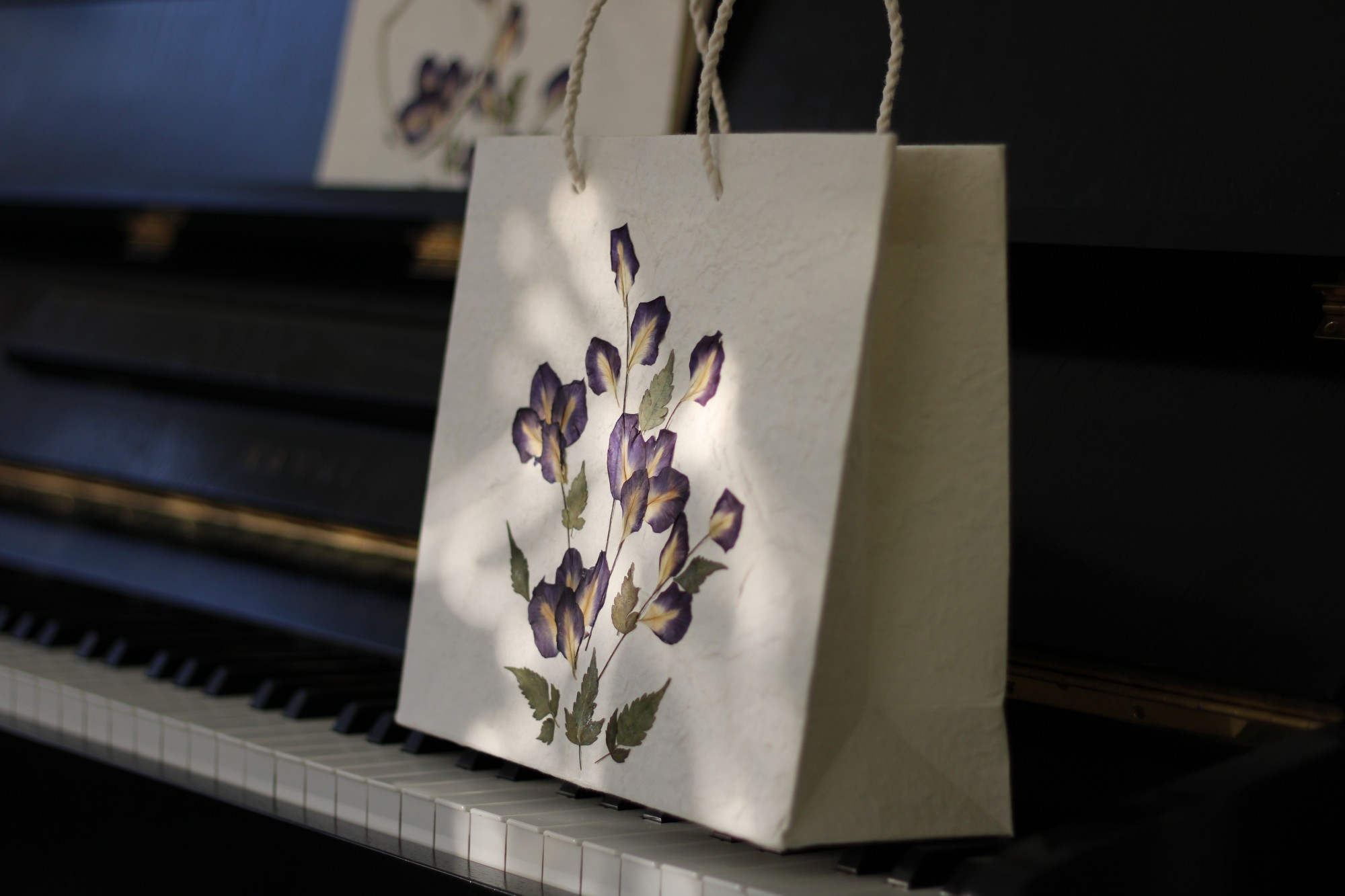 Papiertasche mit Blume, weiß, B 30 cm, H 25 cm, L 10 cm günstig bestellen